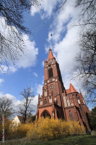 Frühling in Berlin / Dorfanger mit Pauluskirche in Lichterfelde