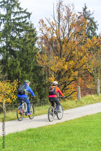 Fototapeta Naklejka Na Ścianę i Meble -  entspannte Tour mit dem Bike im Herbst