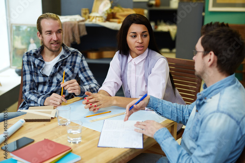 Group of students discussing last lecture while preparing for seminar