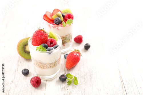 muesli and berry