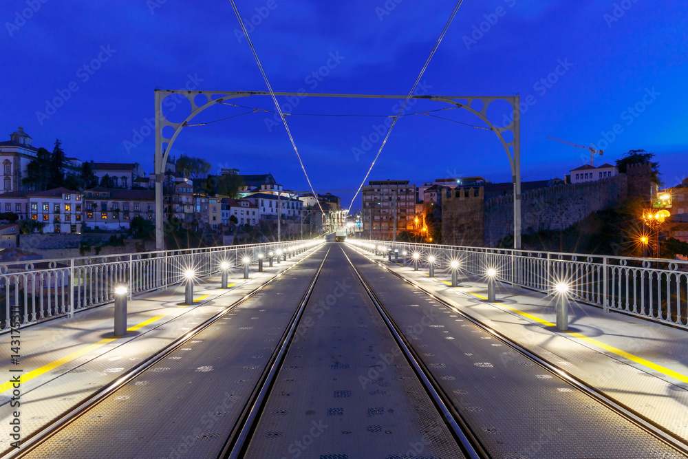 Porto. The bridge of Don Luis at dawn.