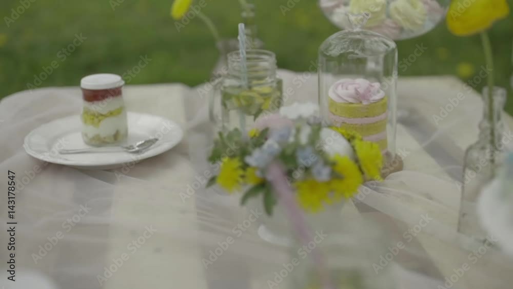 Picknicktisch mit Paletten im Garten mit Blüten Kamerafahrt Picknicktisch mit Paletten im Garten mit Blüten Kamerafahrt