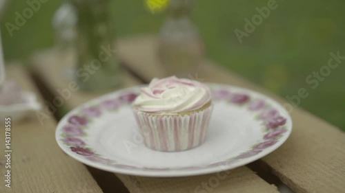 Cupcake auf Picknicktisch mit Paletten im Garten Kamerafahrt photo