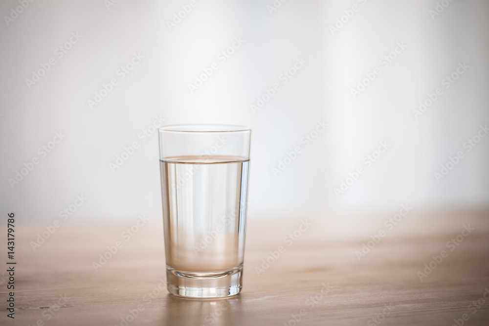 窓辺の水 窓辺の水
