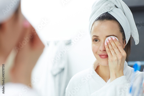 Papier peint Woman removing makeup with cotton pad