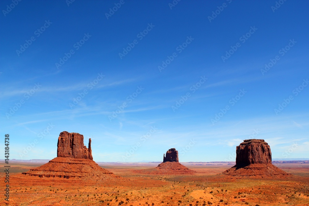 Monument Valley Traumhafte Aussicht / West Mitten und East Mitten Butte und Merrick Butt / Tafelberg