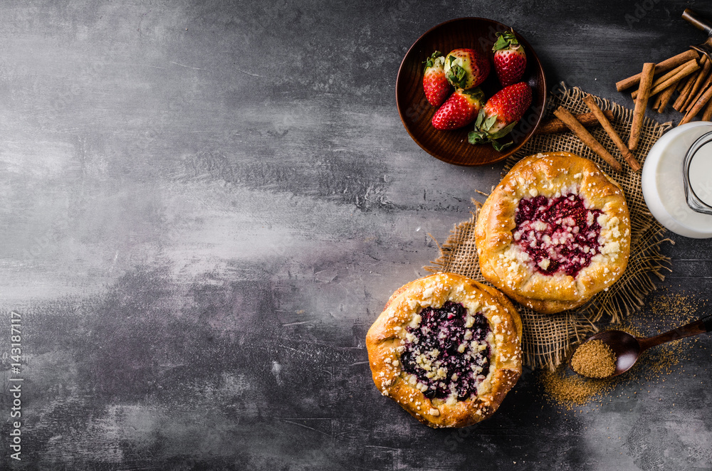 Crubmle mini pie with berries Crubmle mini pie with berries