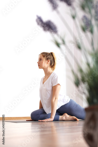 Hatha yoga.Kobieta ćwiczy jogę na macie.