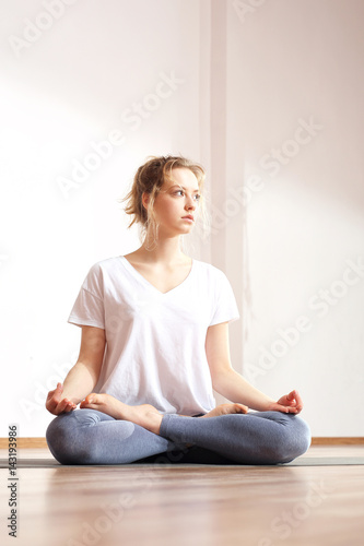 Zen i medytacja. Medytująca kobieta trenuje jogę. 