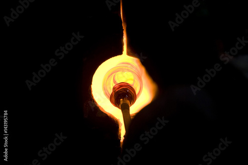 Obraz na płótnie Glass furnace. Glass Blower at Work w salonie