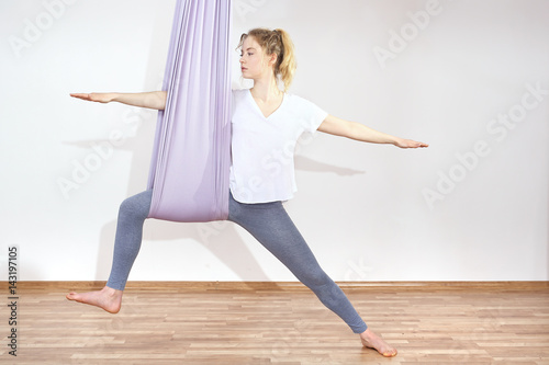  Joga. Kobieta ćwiczy jogę na chuście