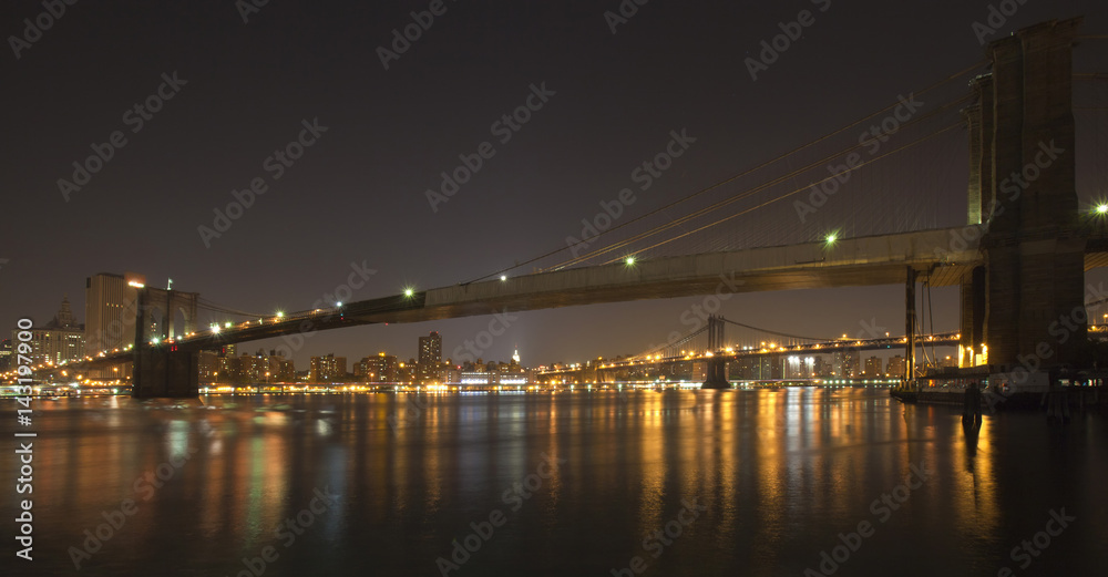 Naklejka premium Downtown Manhattan at night