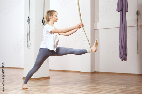 Ćwiczenia jogi. Kobieta ćwiczy jogę