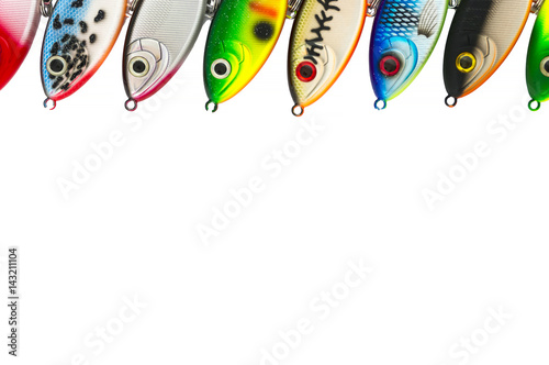 Джерк бейты стоящие в ряд. Разноцветные рыболовные приманки изолированные на белом фоне.