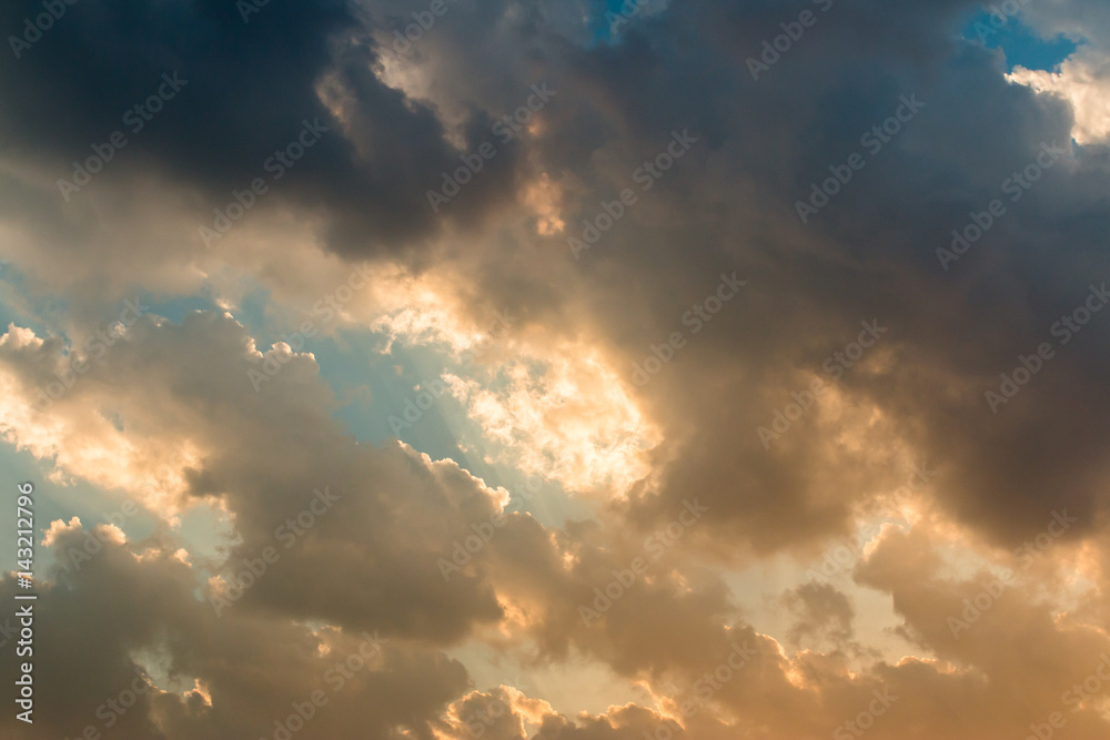 Obraz premium colorful dramatic sky with cloud at sunset