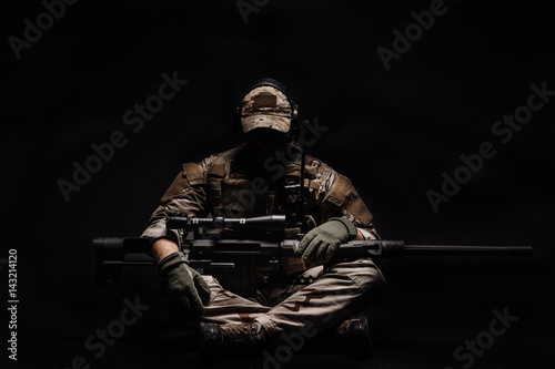 Slika na platnu Portrait soldier or private military contractor holding sniper rifle