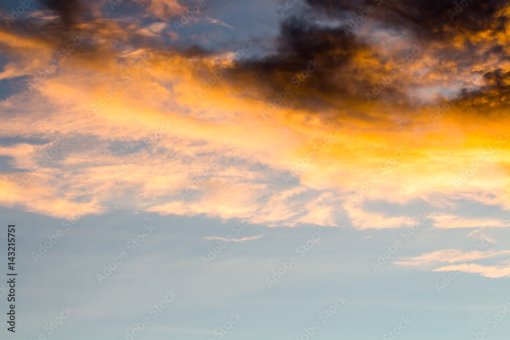 Obraz premium colorful dramatic sky with cloud at sunset