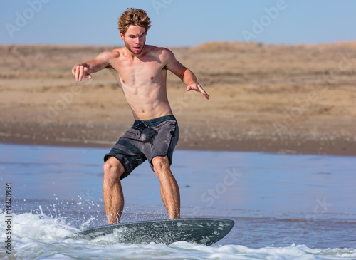 Junger Mann beim Skimboarden, Swakopmund, Südatlantik