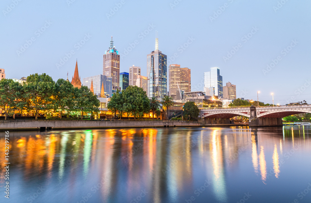 Fototapeta premium Melbourne skyline along Yarra river at sunset, Australia