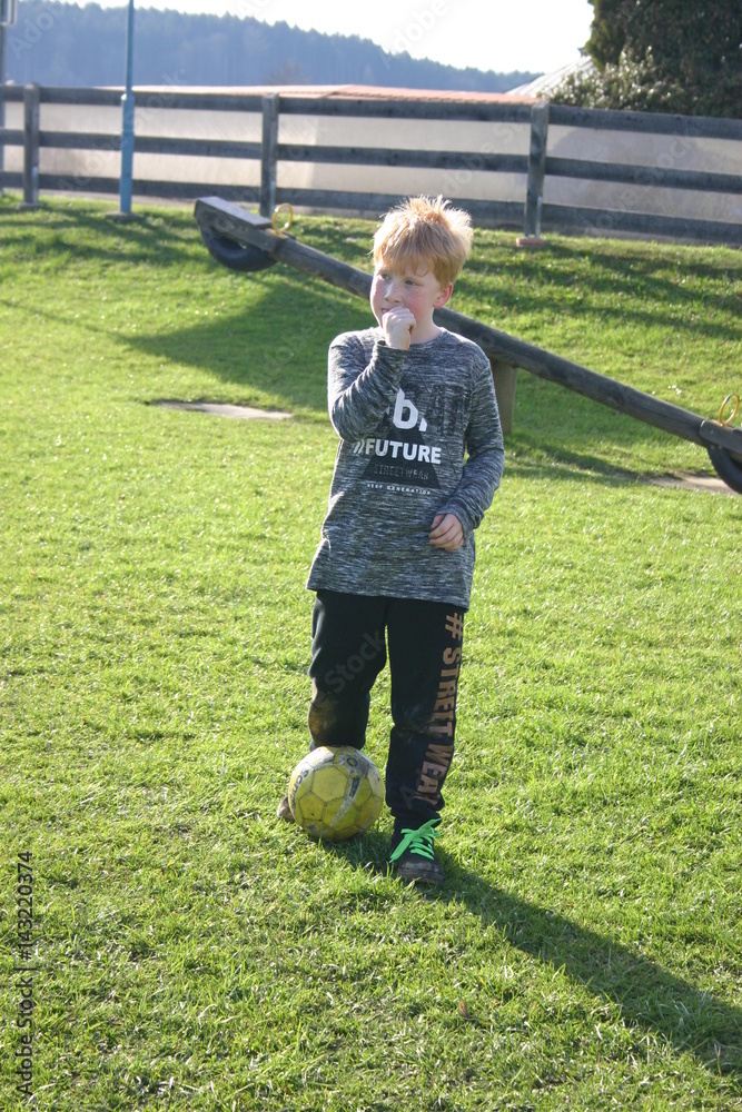 Fototapeta premium Kinder beim fußball spielen