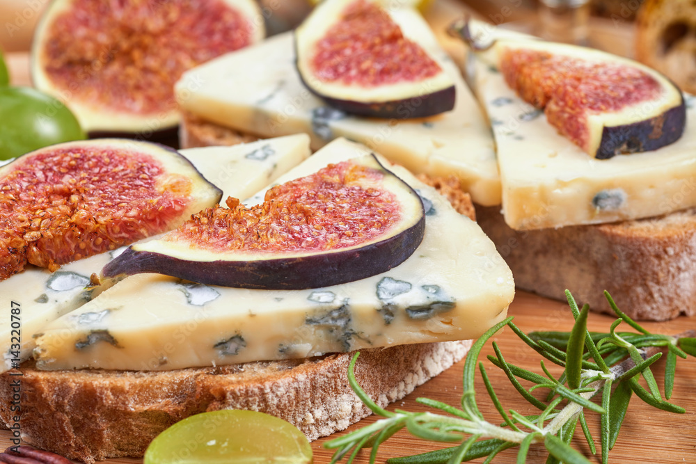 Bread with blue cheese and figs Bread with blue cheese and figs