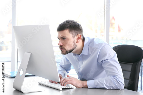 Obraz na płótnie Posture concept. Man working with computer at office