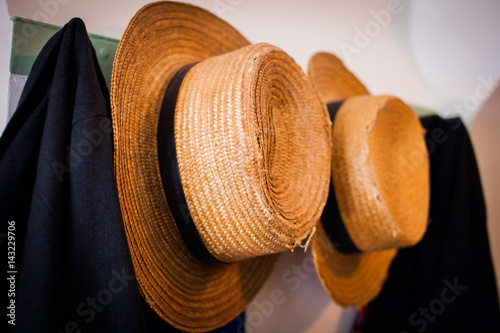 Obraz na płótnie Village hats w salonie