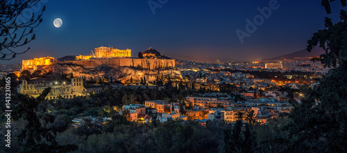 Akropolis in Athen bei Vollmond