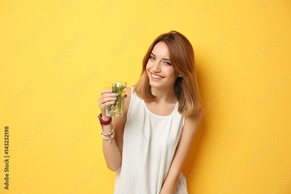 Beautiful young woman with lemonade on color background