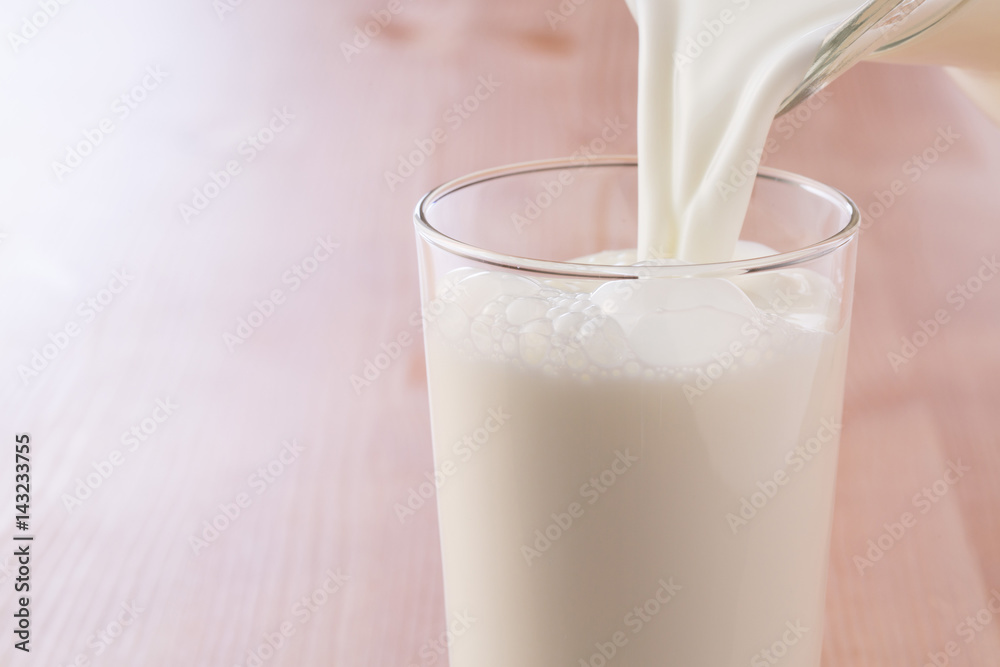 牛乳を注ぐ
牛乳を注ぐ