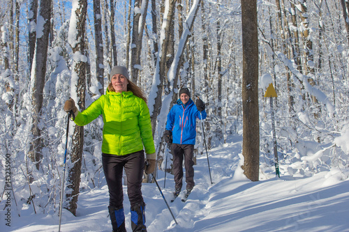 Obraz na płótnie Couple cross country skiing in winter w salonie