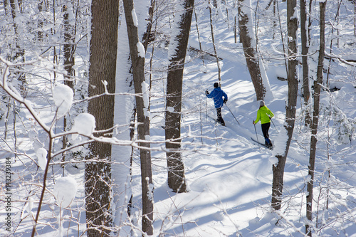 Obraz na płótnie Couple cross country skiing in winter w salonie