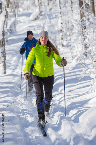 Obraz na płótnie Couple cross country skiing in winter w salonie