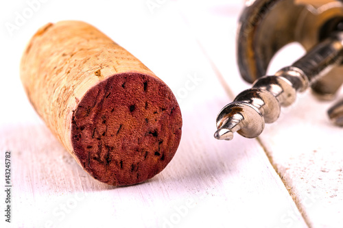 Foto Wine cork and corkscrew close-up.