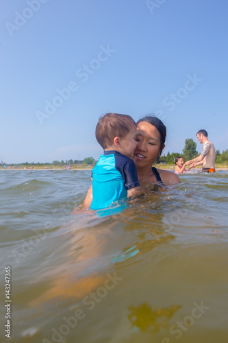 Obraz na płótnie Mixed race family play at the beach w salonie