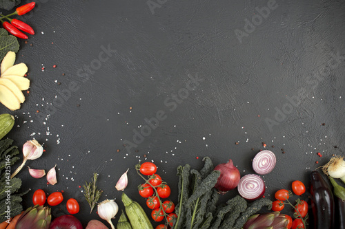 Verdure e spezie su sfondo nero