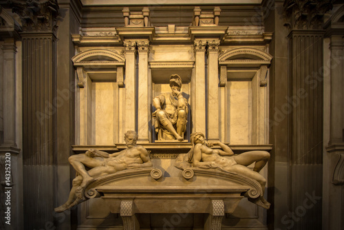 Tableau sur toile Tomb of Lorenzo II de Medici and below lying on the sarcophagus two sculptures '