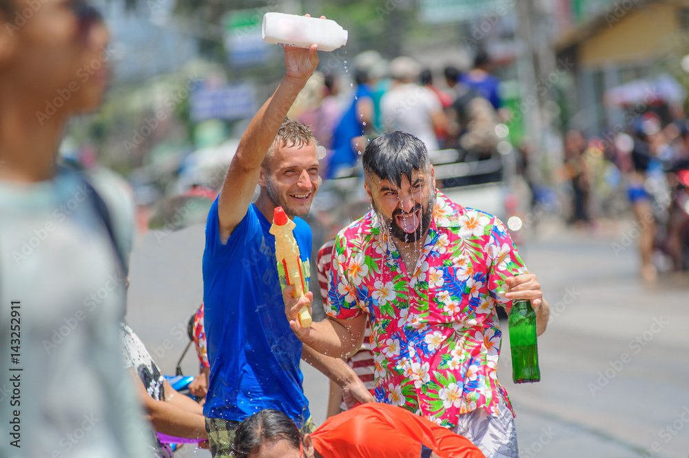 Foto de Thais and tourists shooting water guns, pour water on each