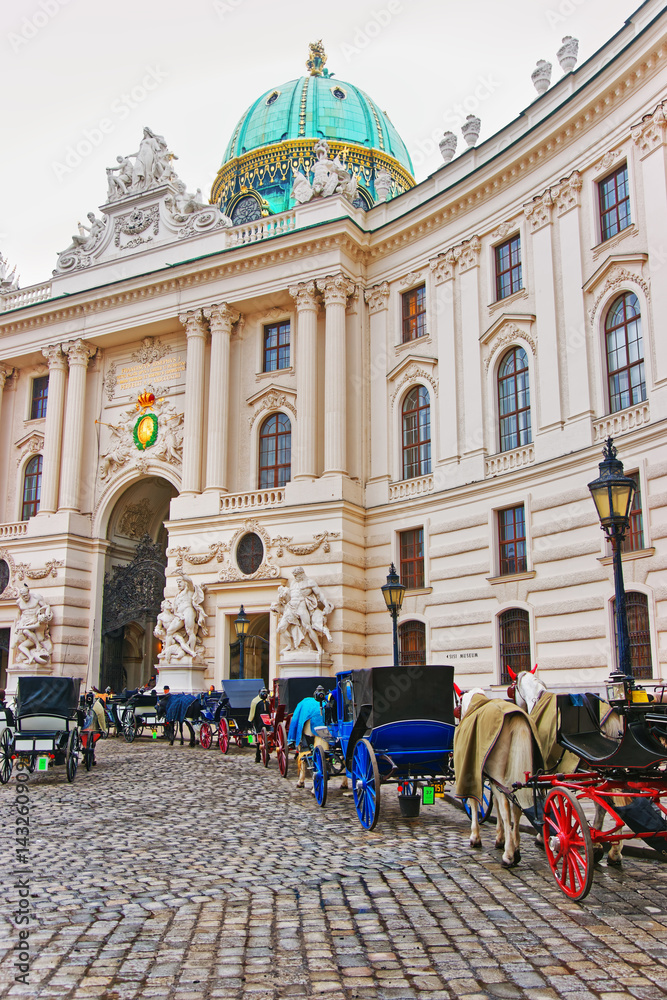 Obraz premium Fiacre at St Michael Wing of Hofburg Palace Vienna
