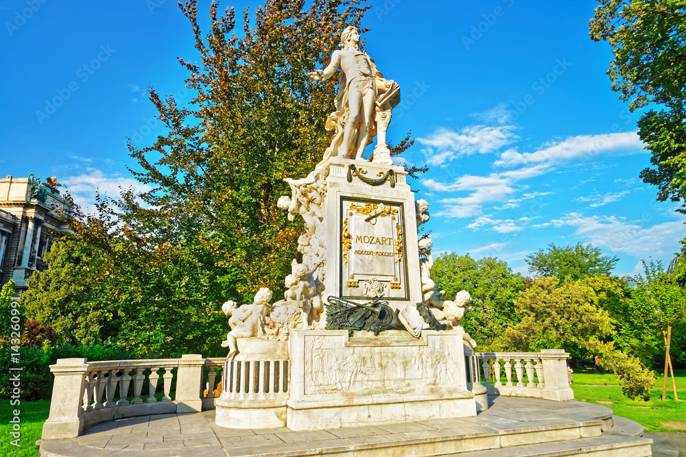 Fototapeta premium Mozart statue in Burggarten Park of Vienna