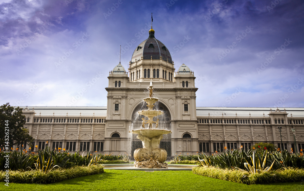 Naklejka premium Royal Exhibition Building za Carlton Gardens w Melbourne, Victoria, Australia. Pierwszy budynek w Oz, który otrzymał status światowego dziedzictwa UNESCO. Jeden z ostatnich pozostałych budynków wystawienniczych z XIX wieku.