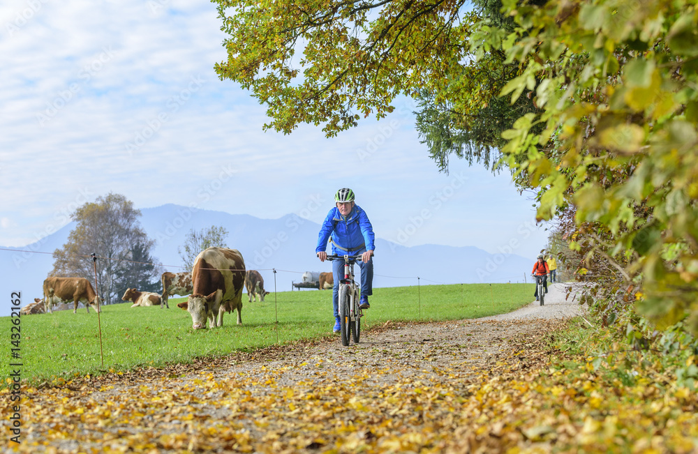 entspannte Radtour in herbstlicher Natur entspannte Radtour in herbstlicher Natur