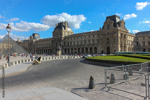 Canvastavla paris garden and buildings of louvre and tuilleries