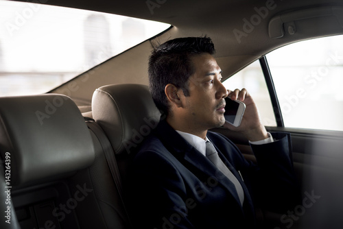 Businessman Use Mobile Talk Car © Rawpixel.com