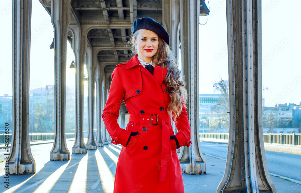 Obraz premium young woman on Pont de Bir-Hakeim bridge in Paris