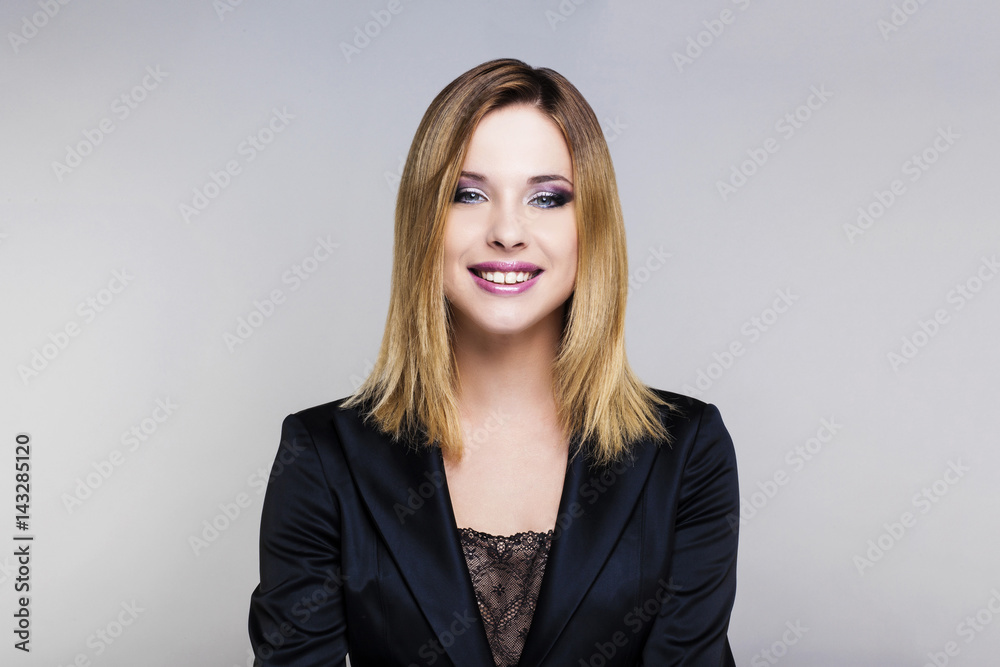 Portrait d'une jeune femme d'affaires souriante Portrait d'une jeune femme d'affaires souriante
