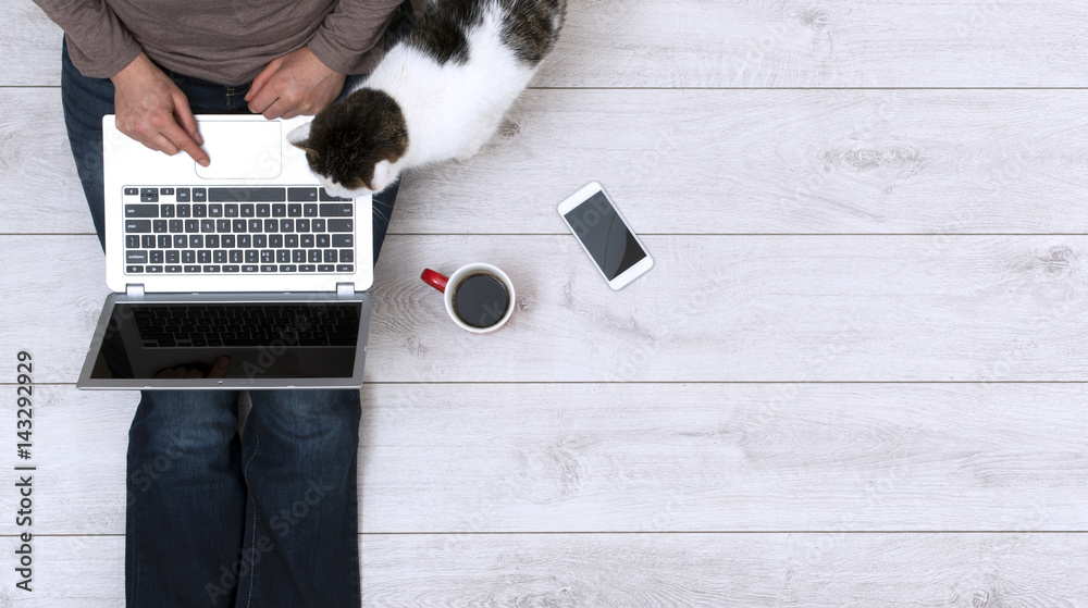 Fotografie top view woman behind laptop computer header