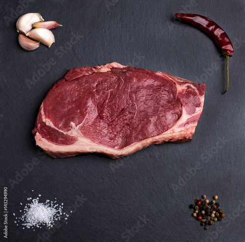 Wallpaper Mural Bodegón de chuletón de tenera sobre fondo negro Torontodigital.ca