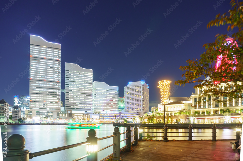 Obraz premium 横浜の港の遊園地の夜景