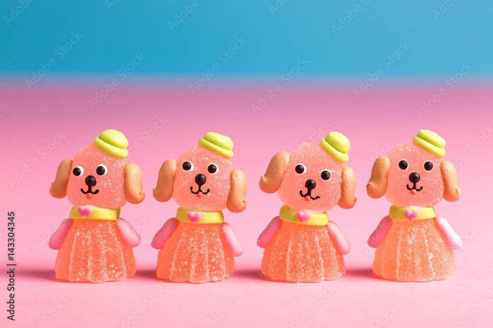 Quatre bonbons en pâte de fruit représentant des petits chiens avec des chapeaux Quatre bonbons en pâte de fruit représentant des petits chiens avec des chapeaux